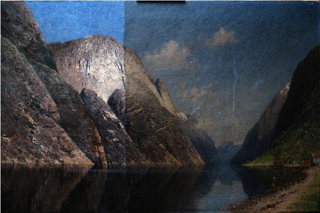 Fjordlandschaft mit hellerem bearbeitetem Bereich links und dunklerer Oberfläche rechts