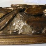 Beschädigtes Rahmenornament mit ungeeigneter Spachtelmasse