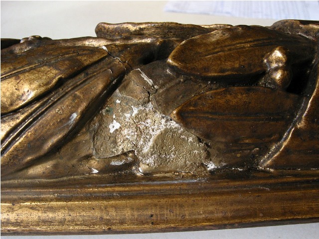 Beschädigtes Rahmenornament mit heller Fehlstelle und älterer Ausfüllung