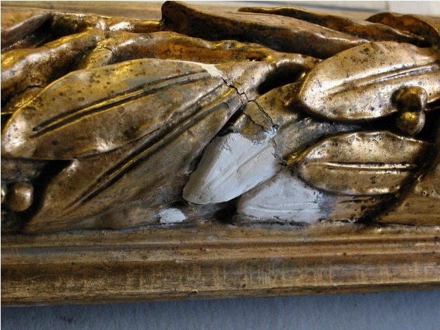 Rahmenornament mit nachgeformten hellen Blättern vor der farblichen Angleichung